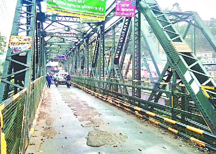 Swinging bridge is moving like a motor bridge made on Gomti river