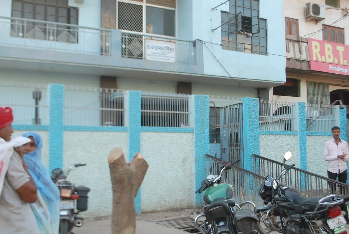 पुलिस ने कार्रवाई के नाम पर किया खानापूर्ति, सड़क पर उतरे लोग