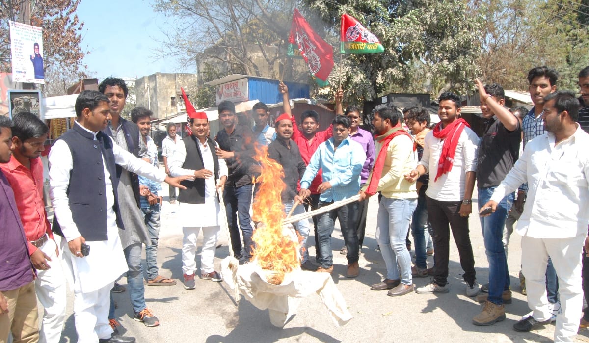 सपाइयों ने नंदी का पुतला फूंका