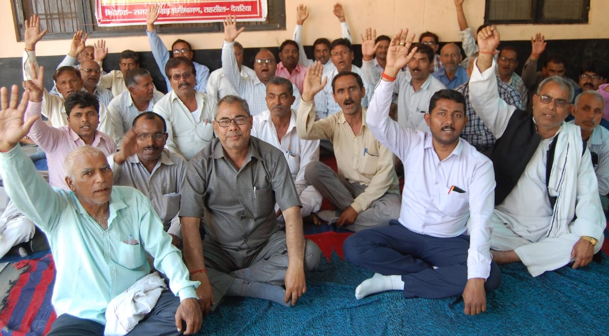 राजस्व वसूल बंद कर बेमियादी हड़ताल पर गए संग्रह अमीन