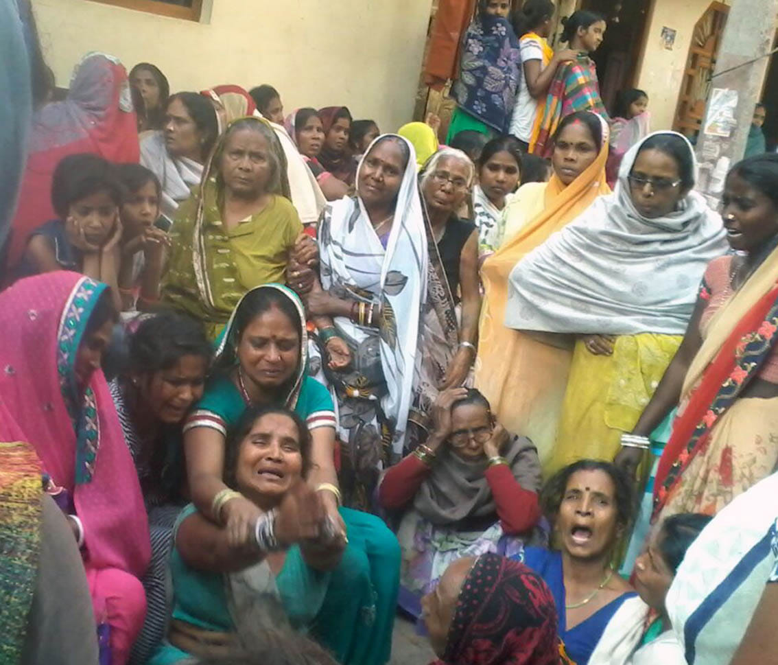 गाड़ी में फंसे तीन लोगों की बचाई जान 