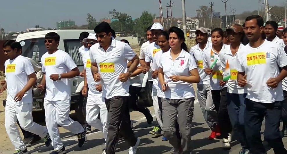 दौड़ लगाकर दिया निश्चित मतदान का संदेश