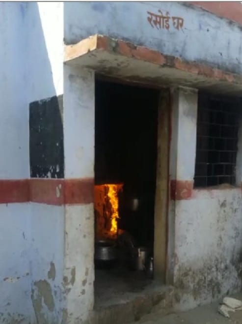 स्कूल में मिड-डे मील बनाते लगी आग, रसोइया झुलसी