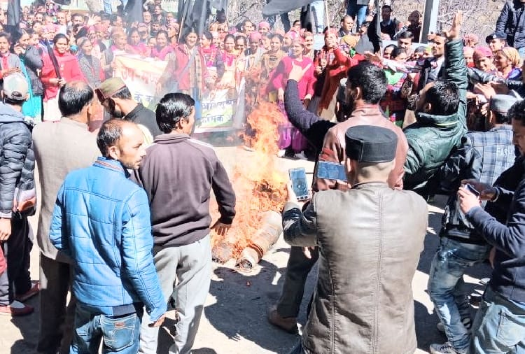 rally and agitation against cm at janjehli mandi himachal