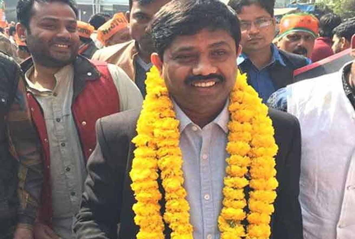 samajwadi supporters angry against BJP minister 