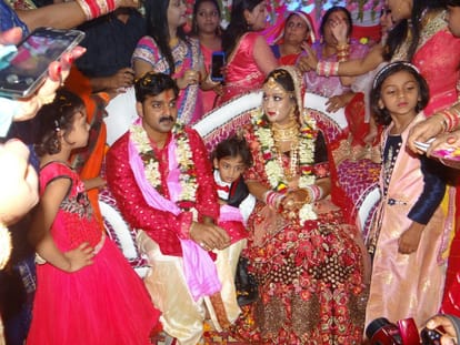 bhojpuri star Pawan Singh appeared in ballia court in divorce with second wife