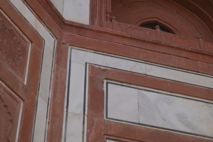 agra red stone of royal gate broken in taj mahal 