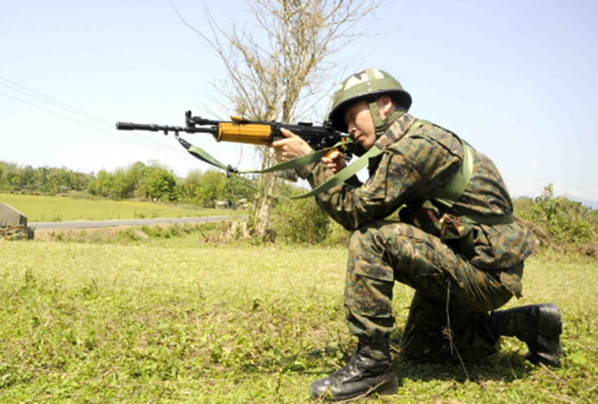 Stabbed jawan fights with 4 armed Maoists barehanded and make them feel leaving their firearm