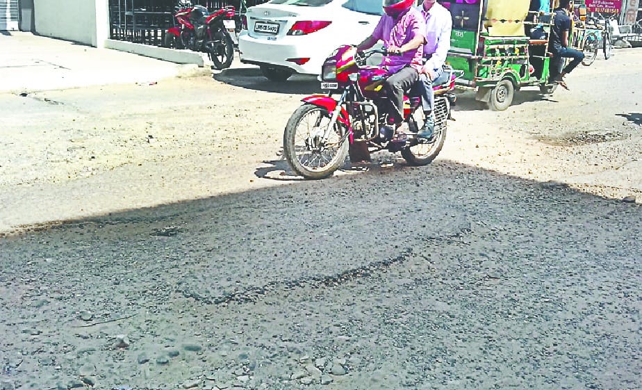 pwd anjaan, tooti sarko par nahi ho raha kaam