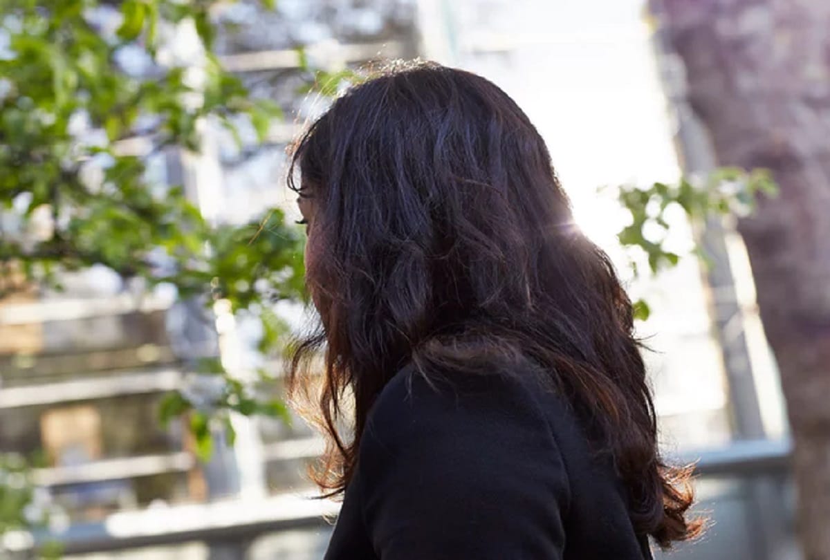 woman objected to open hair, the woman beat the men with a stick