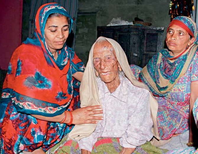 women's day, 120 years old bhagwan singh died in bathinda, 122 years old wife