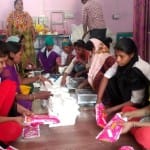 सेनेटरी पैड तैयारी करतीं महिलाएं।