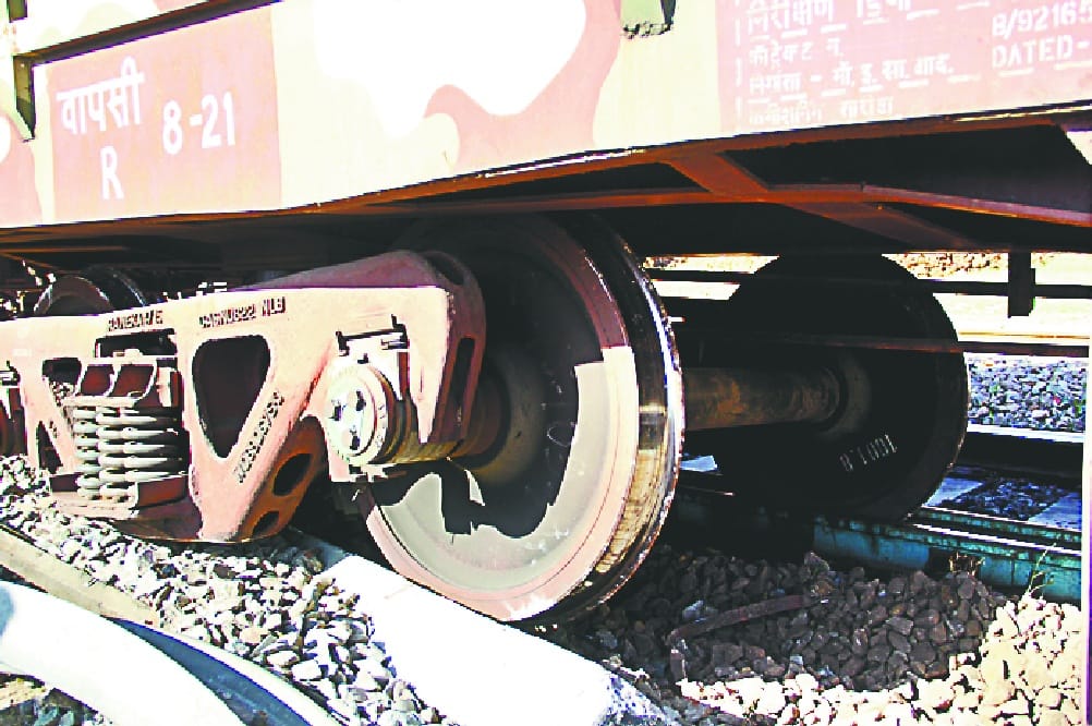 Two cartons of goods derailed, electric poles broken