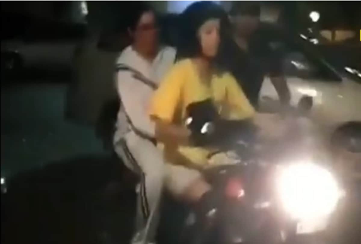 dhadak actress janhvi kapoor bike ride with sridevi video viral