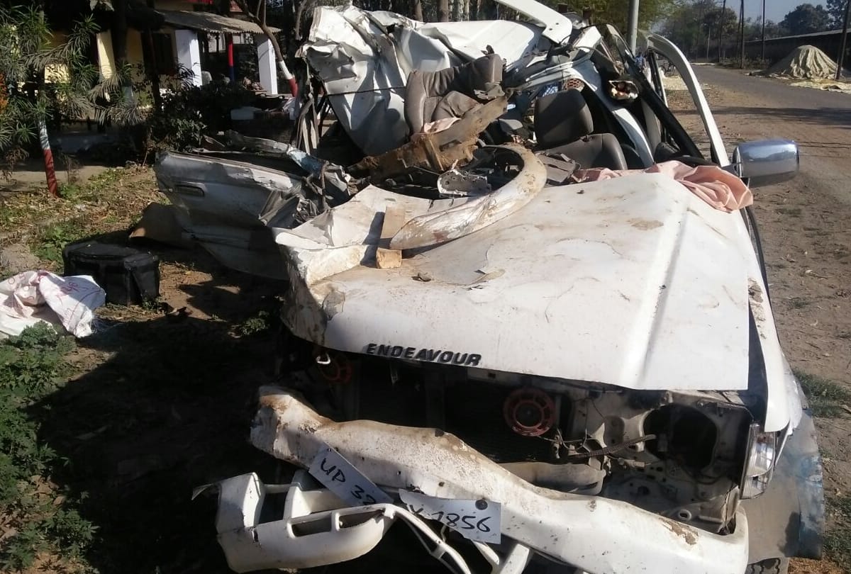 car collapsed with truck, two dead