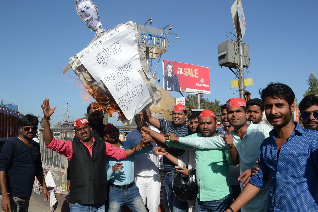 मंत्री नंद गोपाल नंदी का पुतला फूंक जताया विरोध