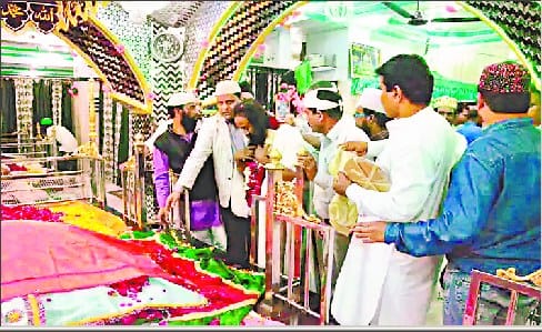 Dargah distances from Sri Sri on Temple issue