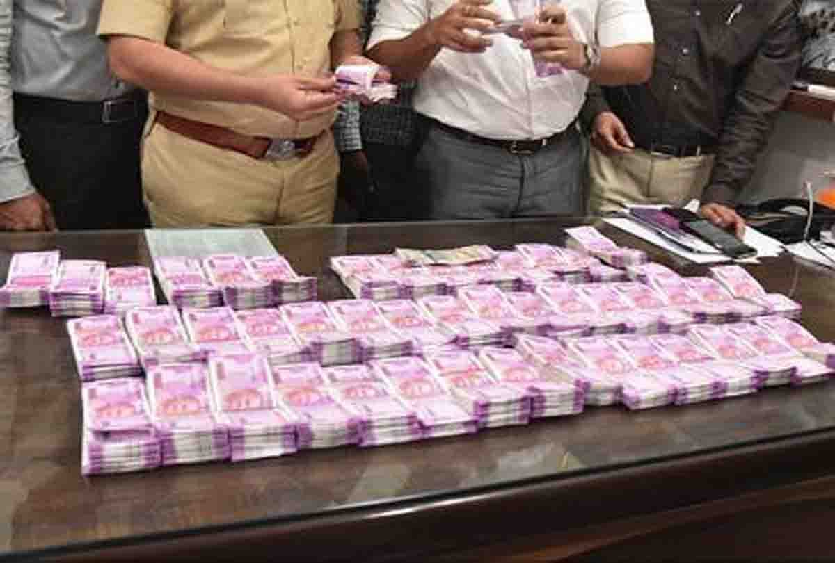 police arrested a man with 2 crore fake note