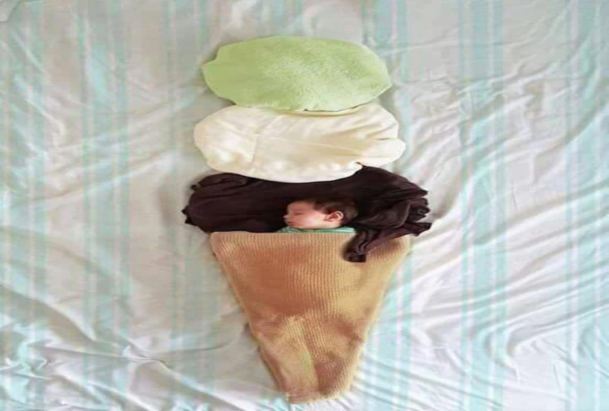 Moms perfect idea of taking pictures of her baby