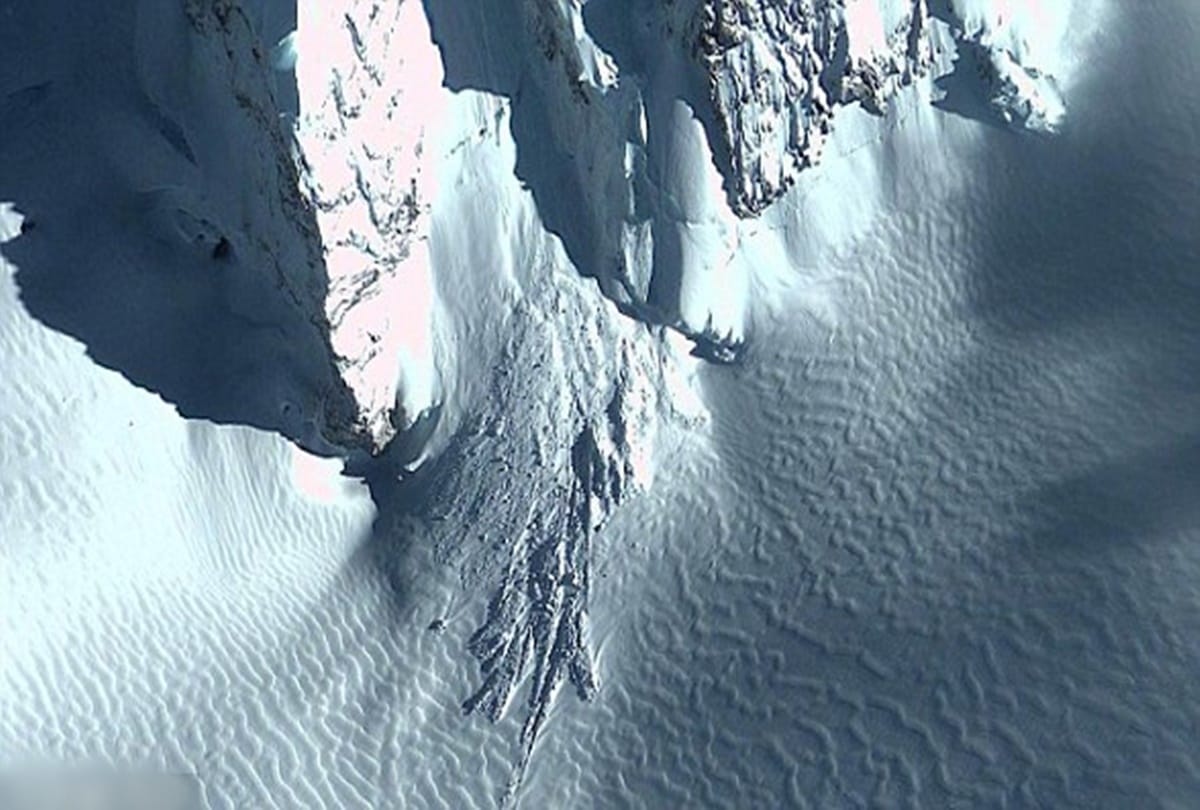 Mysterios object of space spotted on South Georgia 