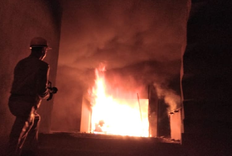 furniture shop reduced to ashes at hamirpur himachal