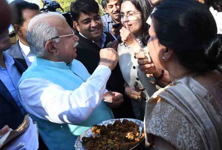 congress workers fried pakodas outside haryana assembly in chandigarh