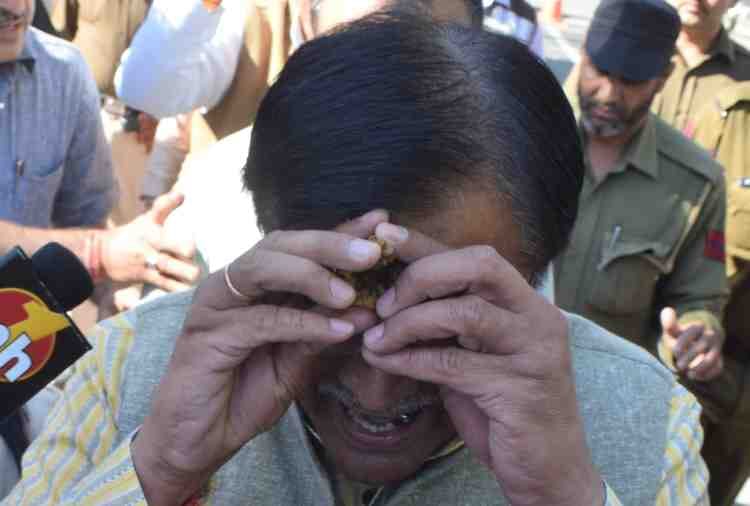 congress workers fried pakodas outside haryana assembly in chandigarh