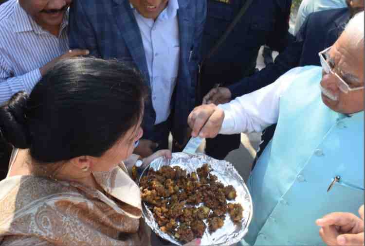 congress workers fried pakodas outside haryana assembly in chandigarh