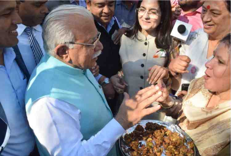 congress workers fried pakodas outside haryana assembly in chandigarh