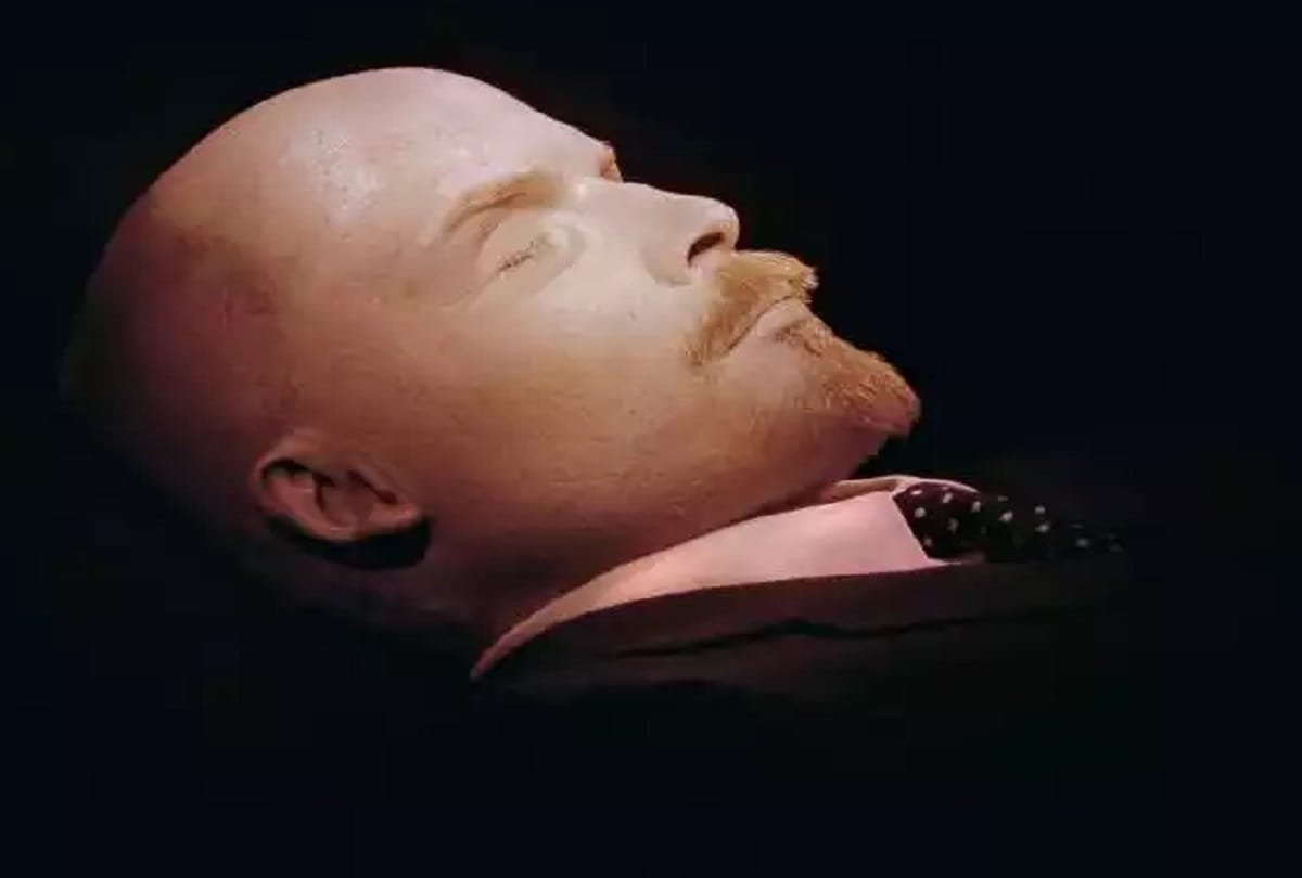 lenin dead body kept in russia from past 96 years know how to care