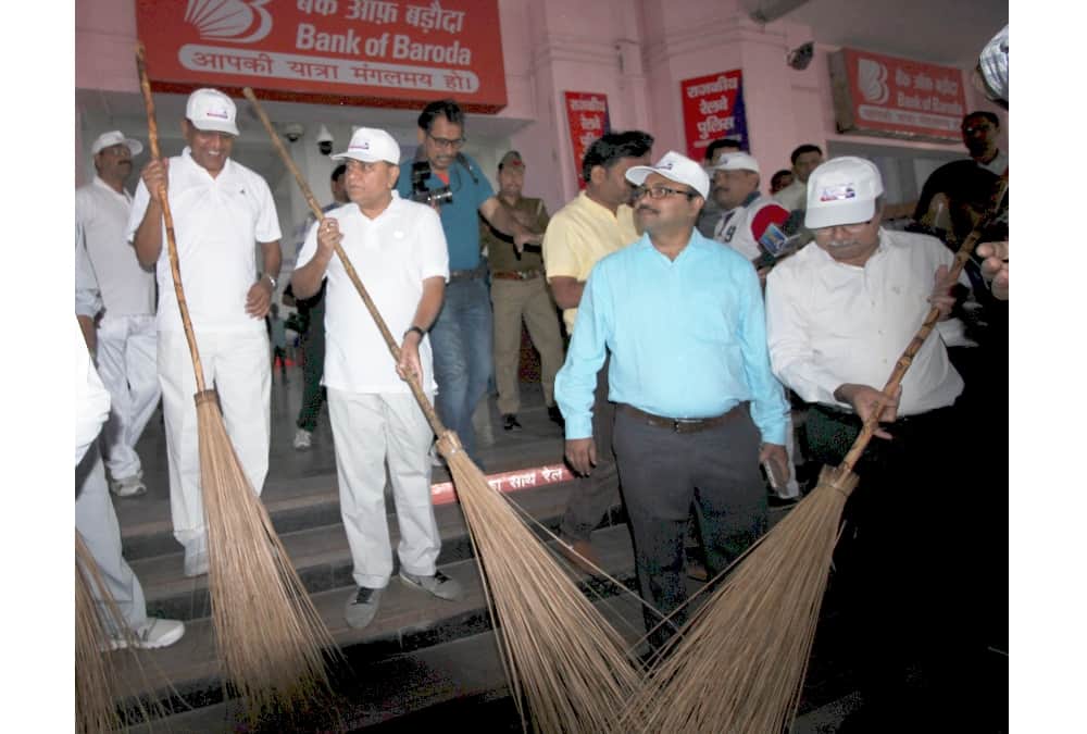 UP DGP joins cleanliness campaign in lucknow.
