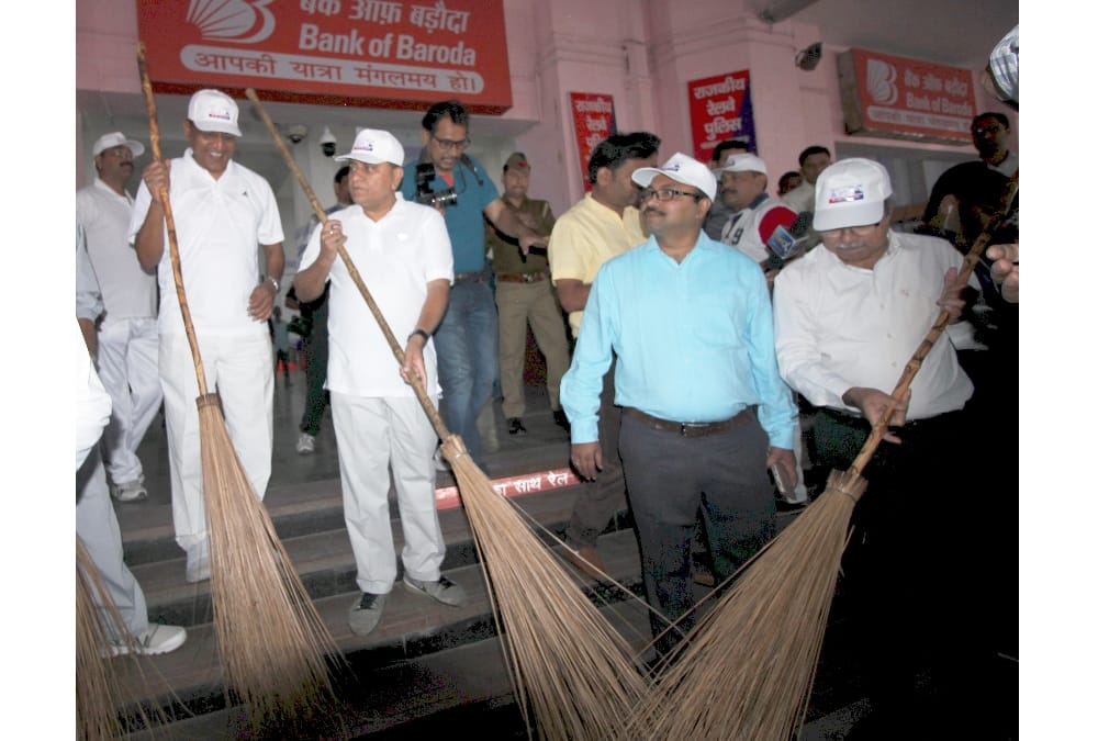 UP DGP joins cleanliness campaign in lucknow.