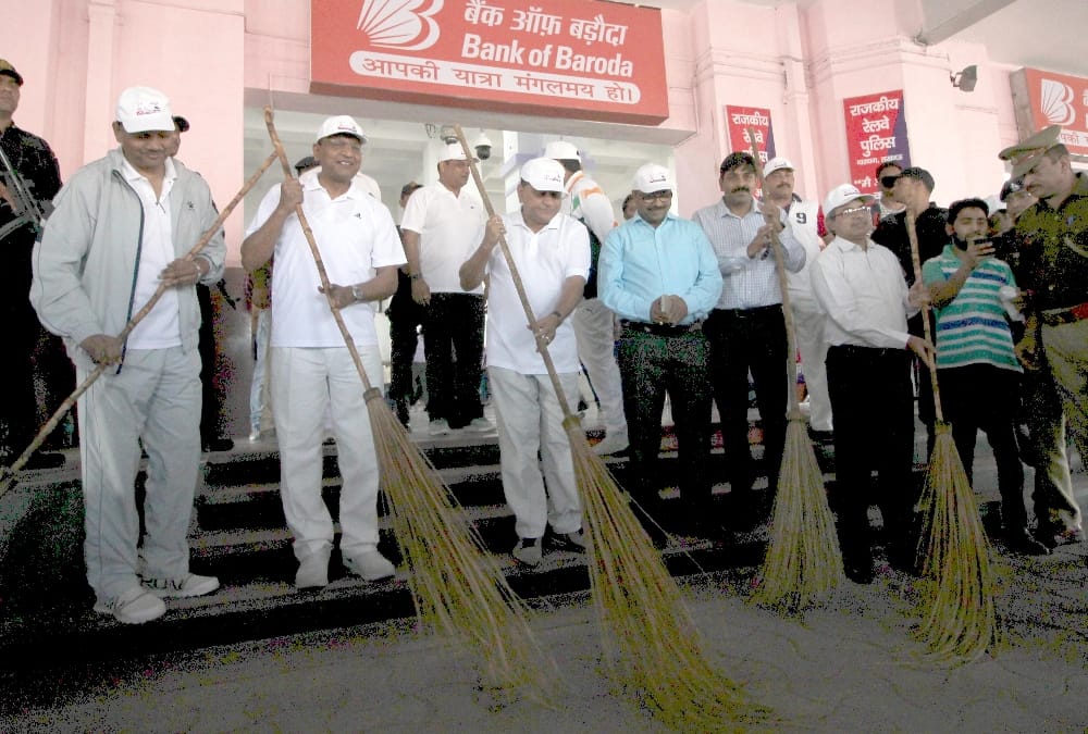 UP DGP joins cleanliness campaign in lucknow.
