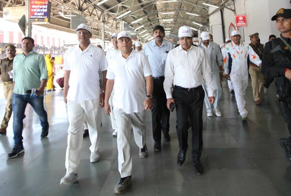 UP DGP joins cleanliness campaign in lucknow.