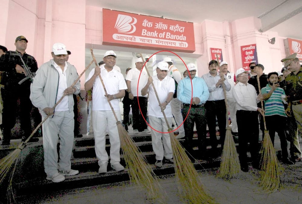 UP DGP joins cleanliness campaign in lucknow.