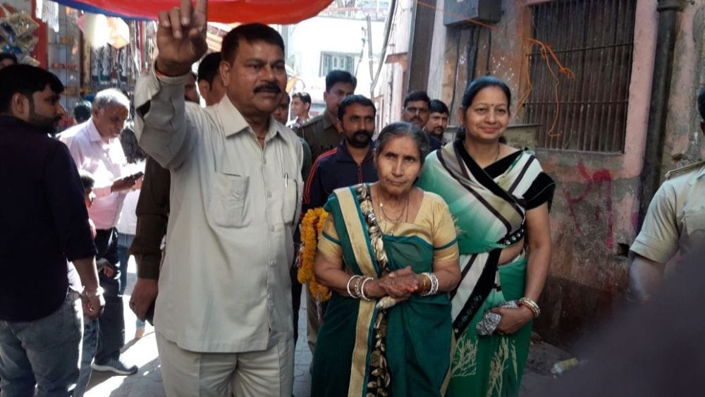 prime minister modi wife pray in vrindavan banke bihari mandir