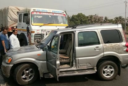 VHP leader Pravin Togadia's car hit by a truck near Surat, escapes unhurt 
