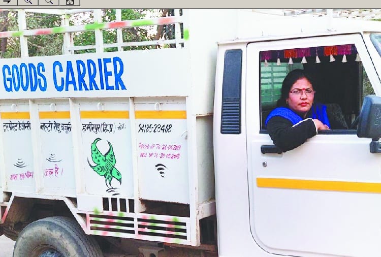 -ये महिला पिकअप चलाकर दौड़ा रही परिवार की गाड़ी