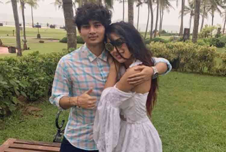 mouni roy shared photos and tell everyone that who is real light of her life
