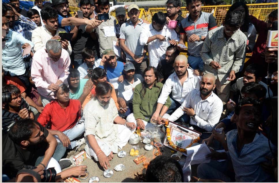SSC paper leak case, protest by shaving off the hair -  barber taken to custody