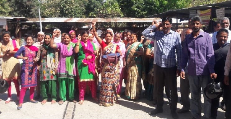 क्रशर व स्टॉक खोले जाने के विरोध में ग्रामीणों ने तहसील परिसर में किया प्रदर्शन