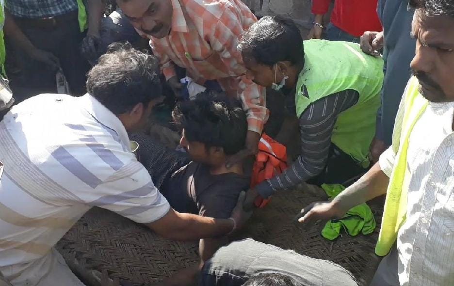 agra four workers injured in wall collapse
