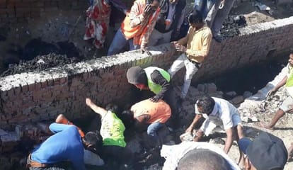 agra four workers injured in wall collapse