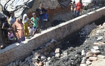 agra four workers injured in wall collapse