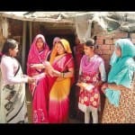 -झुग्गी झोपड़ी की महिलाओं को समझाकर पैड देतीं अनीता