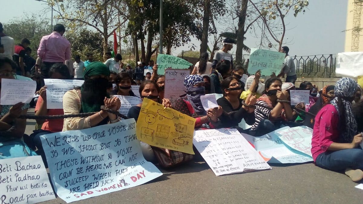 protest against SSC scam on international womens day by students