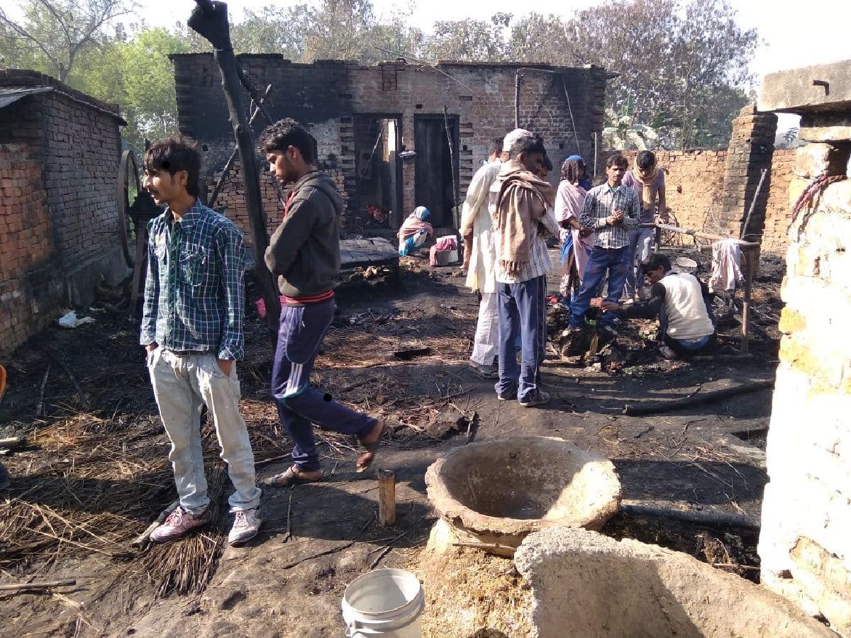 आग से चार झोपड़ियां जलकर राख