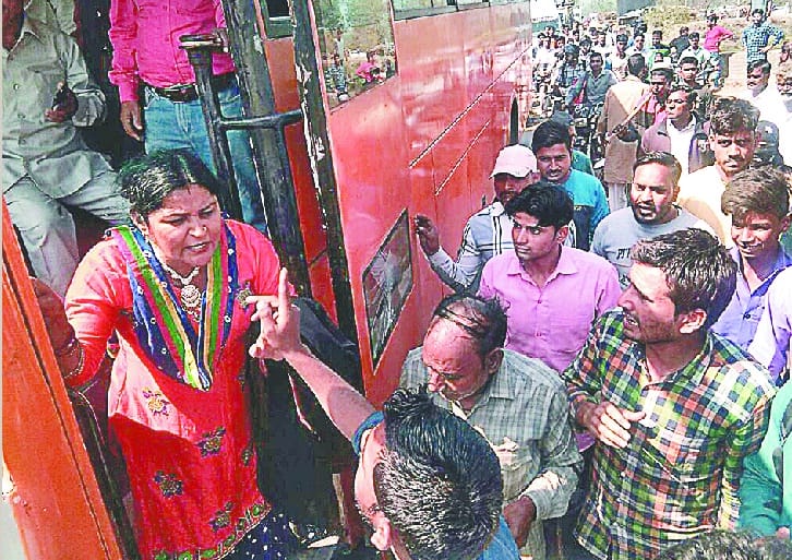 Attack in Bhopa, demolition on the bus