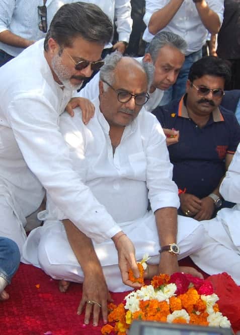 Boney kapoor Crying during sridevi ashes immersed , Dehradun