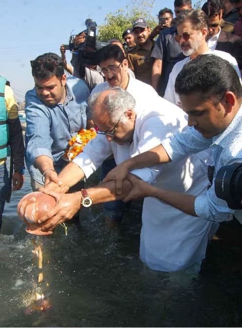 Boney kapoor Crying during sridevi ashes immersed , Dehradun